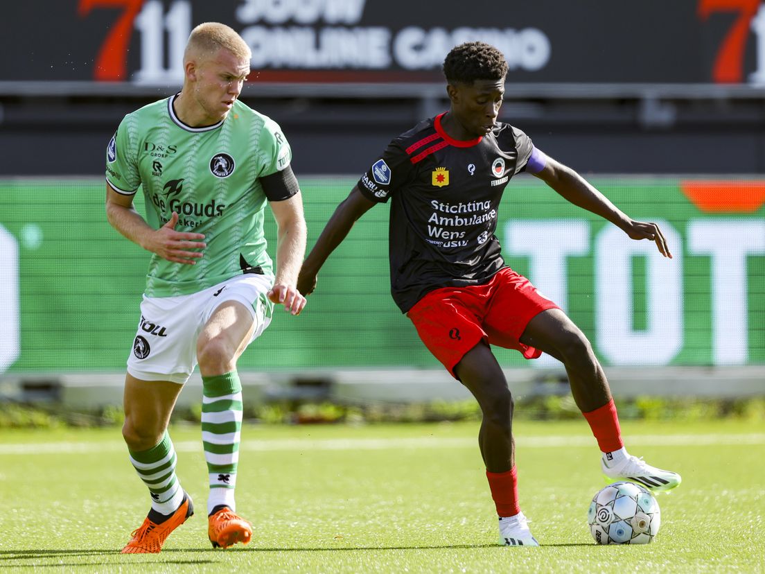 Derensili Sanches Fernandes met de bal onder zijn voet
