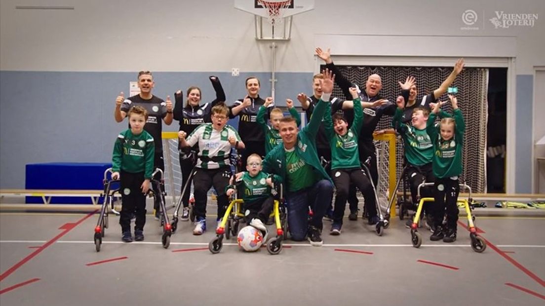 De framevoetballers van Kids United/FC Groningen, met in het midden FC-doelman Sergio Padt