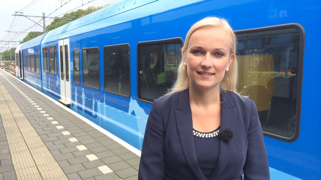 Ingrid Heijman van Arriva bij één van de verlengde treinen (Rechten: Serge Vinkenvleugel)