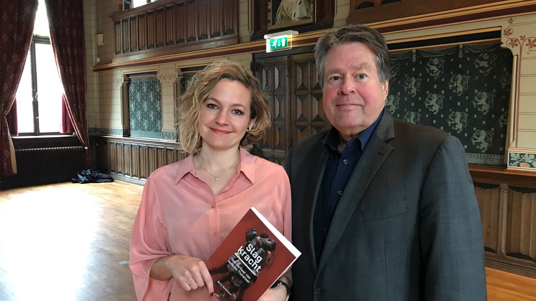 Oud-CdK Jacques Tichelaar en journaliste Birte Schohaus, die de biografie Slagkracht schreef (Rechten: RTV Drenthe/Margriet Benak)