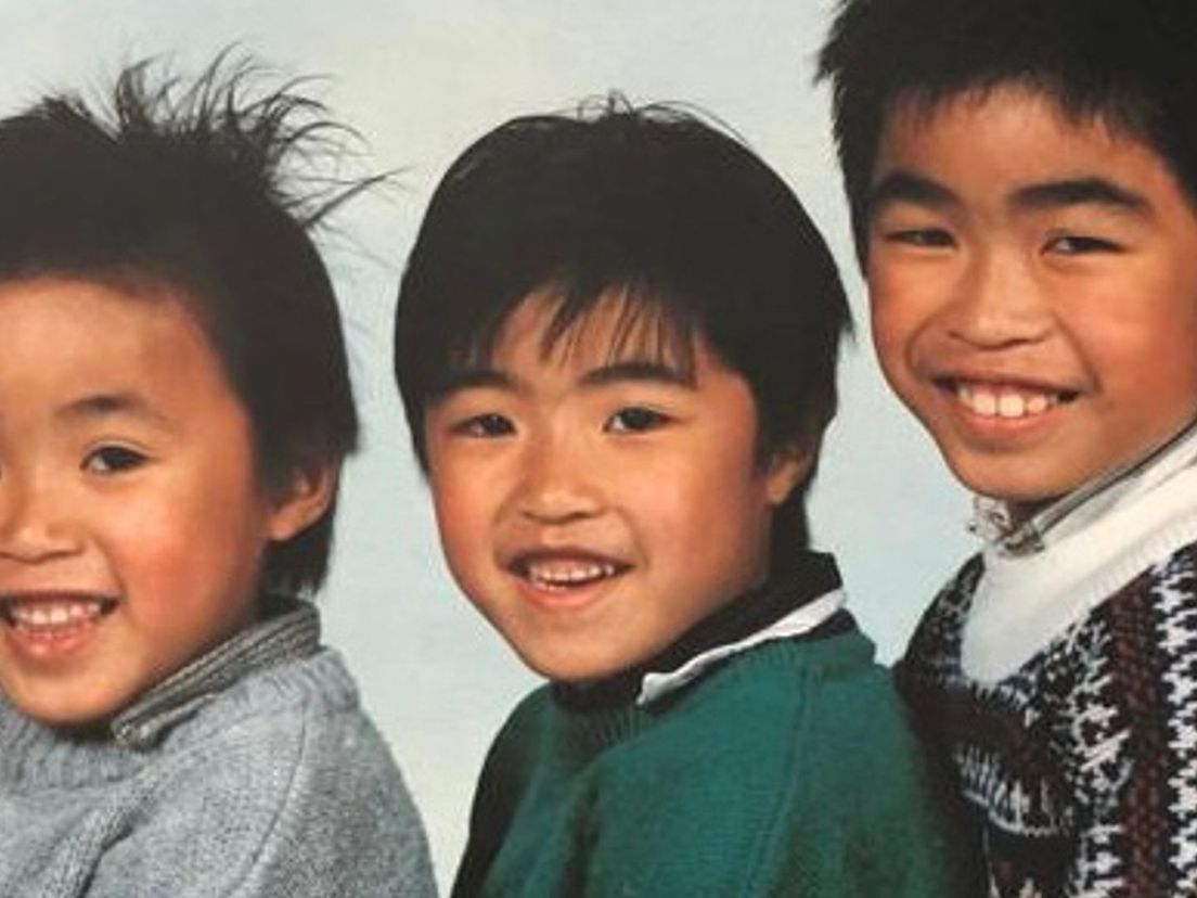 Thuy Nguyen (midden) als driejarige met jongenstrui en jongenskapsel, omringd door hun broers.