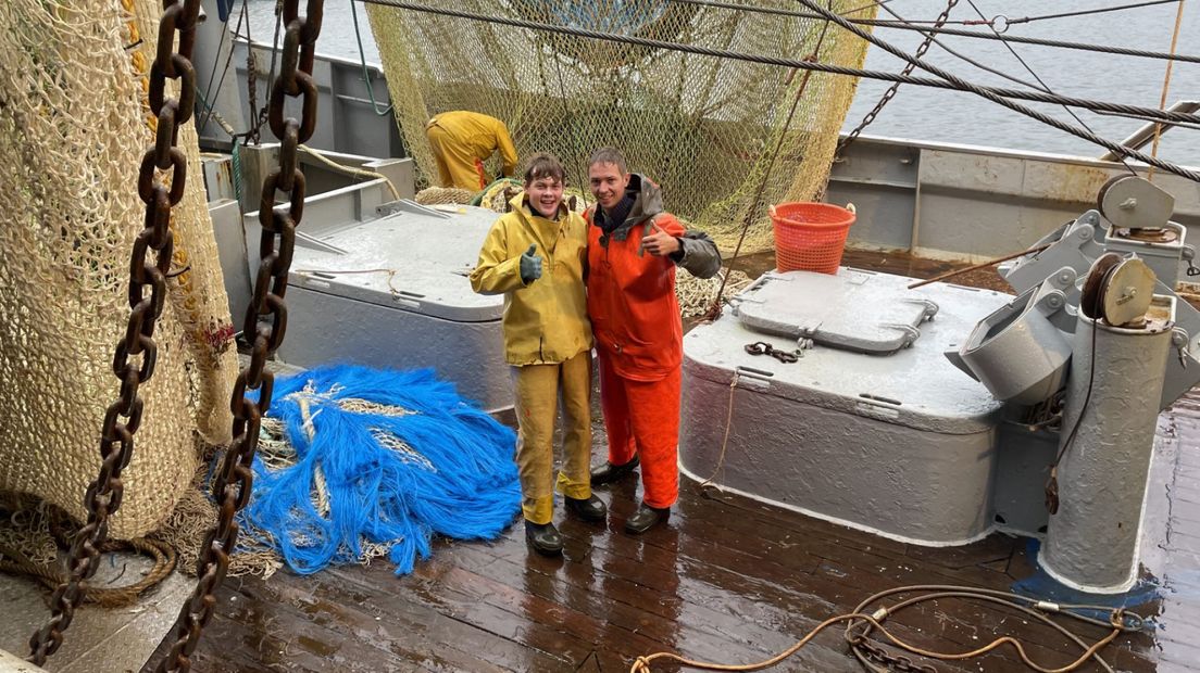 Peter Tanis (r) met zijn boot in de Scheveningse haven