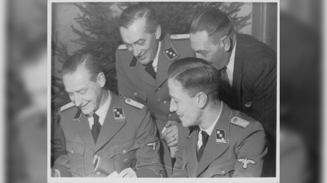 Obersturmführer Gemmeker met onder meer Hauptsturmführer Aus der Fünten (rechtsonder)