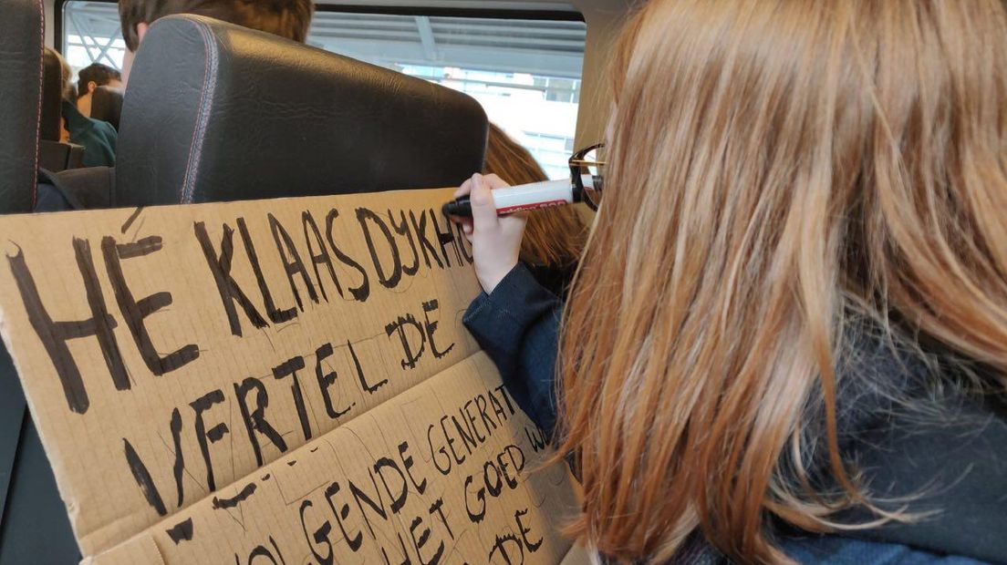 De scholieren schrijven een tekst in de trein gericht aan Klaas Dijkhof (foto RTV Drenthe)