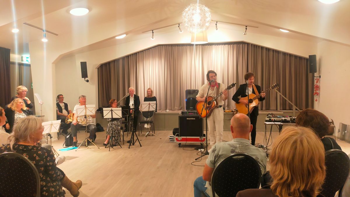 Muzikant René Geelhoed trekt volle zaal met zijn ode aan Zonnemaire
