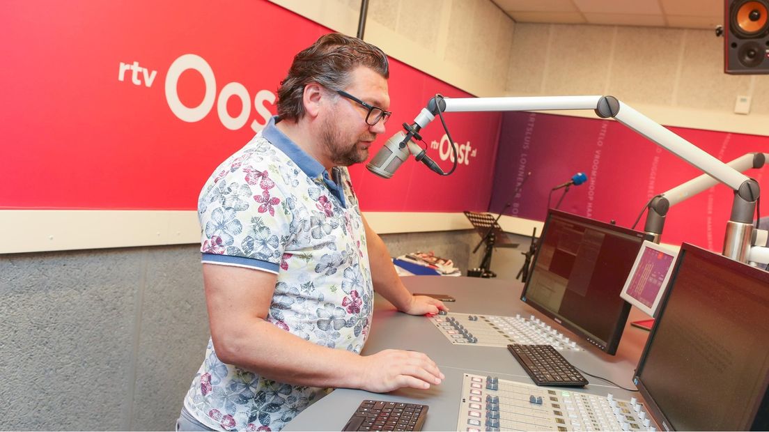 Bert van Losser in radiostudio RTV Oost