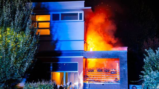 Grote vlammen bij uitslaande brand in woning, een persoon gewond