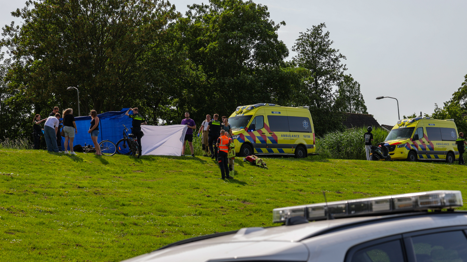 De persoon werd uit het water gehaald en gereanimeerd door omstanders, maar deze reddingsactie mocht niet meer baten.