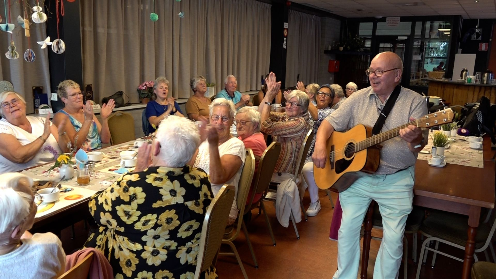 Joop Welles (86) zorgt tijdens Soependag voor sfeer met zijn gitaar