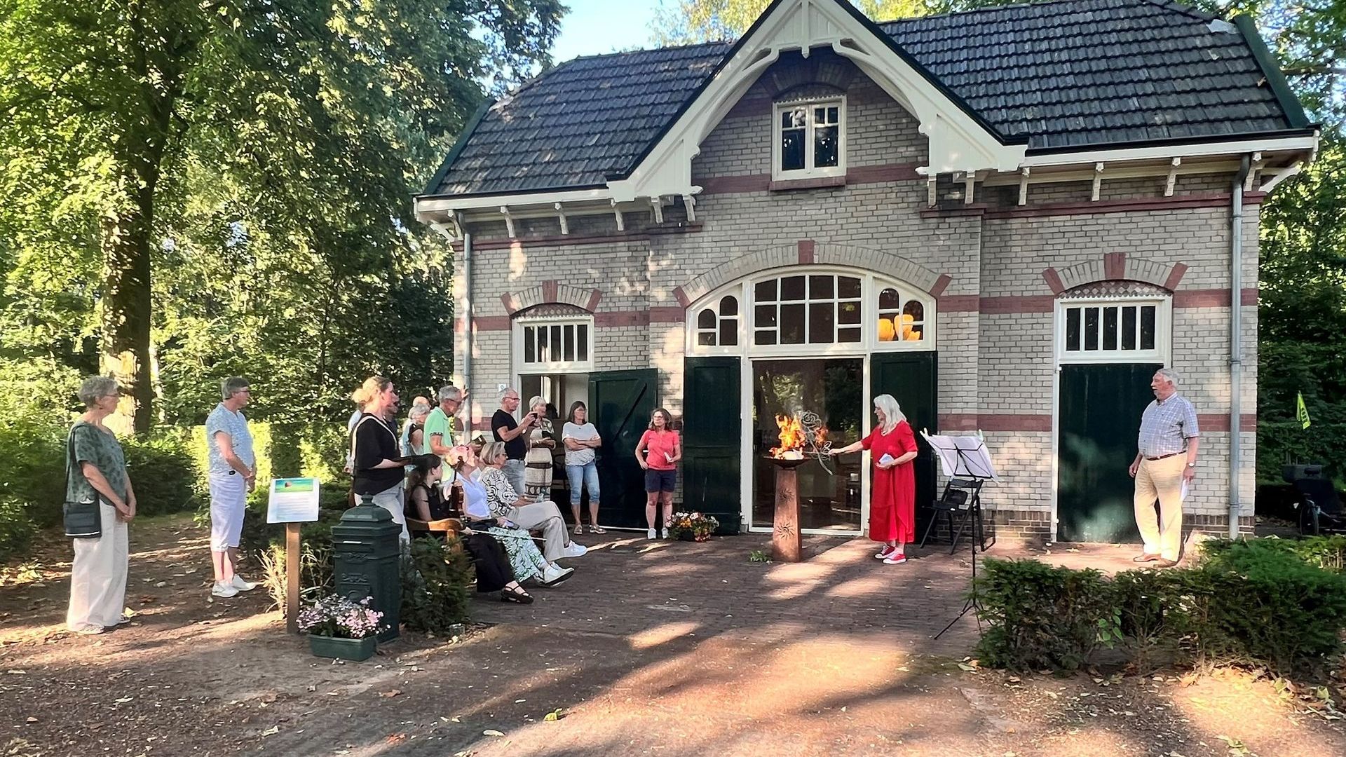 Indrukwekkende eerste Hemelpostceremonie in Winterswijk verbindt verdriet en troost.