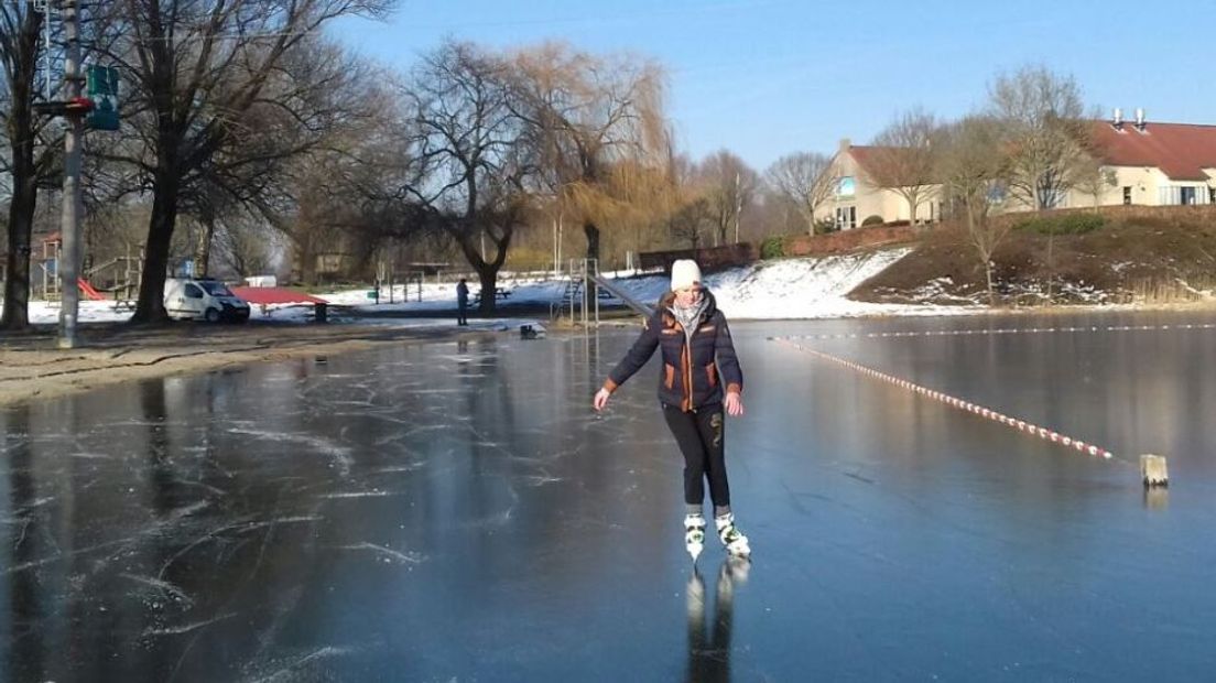 Veilig of niet, honderden schaatsers wagen zich zaterdagmorgen op het ijs van de Pabstendam bij Wageningen. 'Het kraakt, maar dat hoort erbij', zegt een schaatser die er al drie dagen niet is weg te slaan.