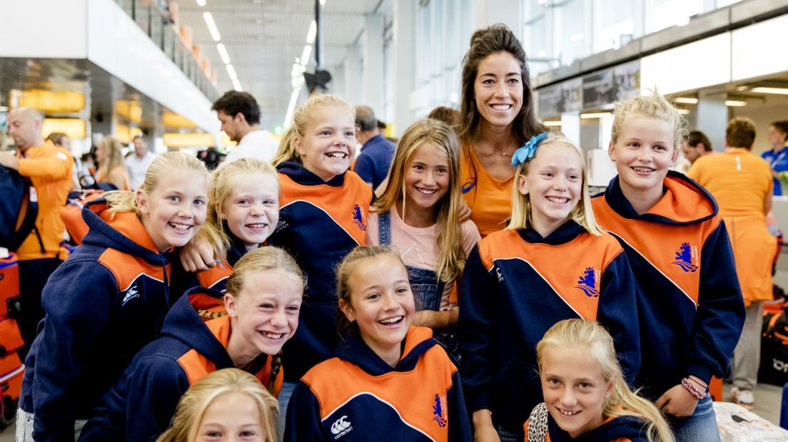 Tophockeyster Naomi van As gaat op de foto met een groep meiden
