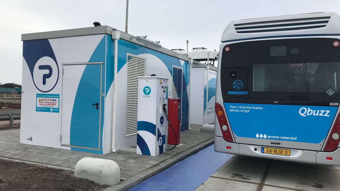 Een waterstofbus bij het tankstation in Delfzijl (Rechten: Qbuzz)