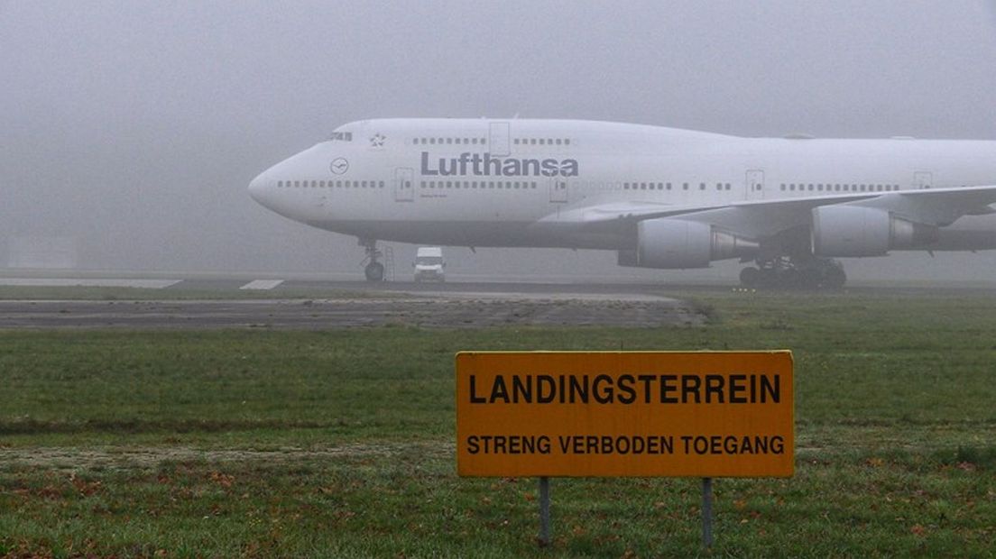 Een Boeing 747 van Lufthansa op Twente Airport