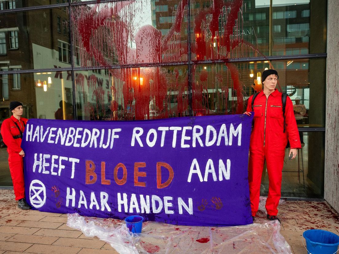 Actievoerders van Extinction Rebellion demonstreren bij het Havenbedrijf Rotterdam