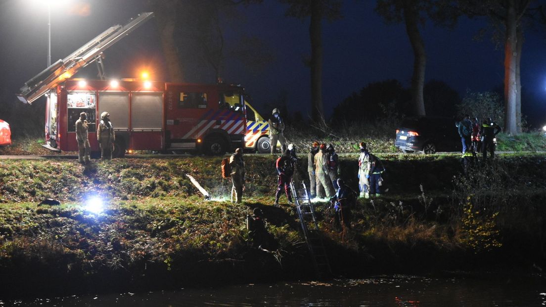 Hulpdiensten bij de plek waar de auto in het water werd aangetroffen