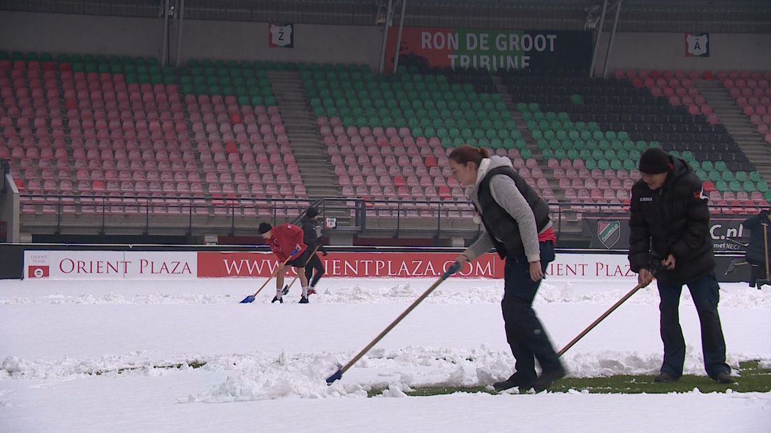 NEC speelt vanavond thuis tegen Jong FC Utrecht, maar het was nog even spannend of het door kan gaan. Er lag een flinke laag sneeuw op het veld in de Goffert.