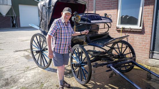 Al veertig jaar op de koets, Jan (83) uit Loo doet het