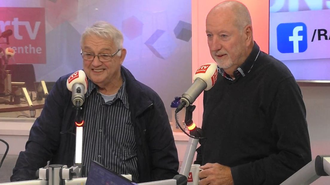 Schrijvers Henk Jeurink (links) en Ab Engbers waren te gast in Hemmeltied (Rechten: RTV Drenthe)