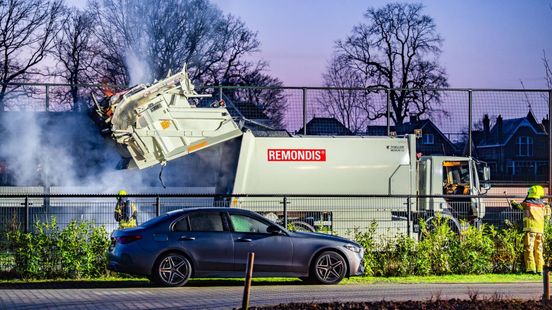 Trein ontruimd na brand • auto in vlammen op