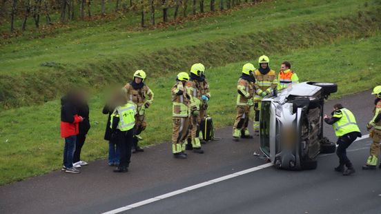 Auto op kant bij afslag A2 in Enspijk