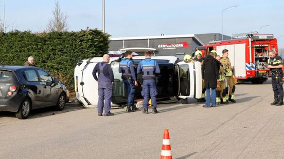 Auto kantelt na botsing • brandweer bevrijdt kat