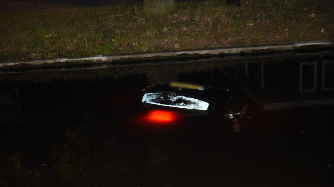 De auto moest uitwijken en reed het water in