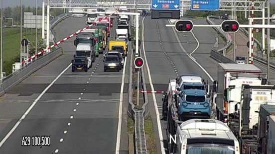 Lange file door aanrijding slagboom op brug. Lange file door aanrijding slagboom op brug.