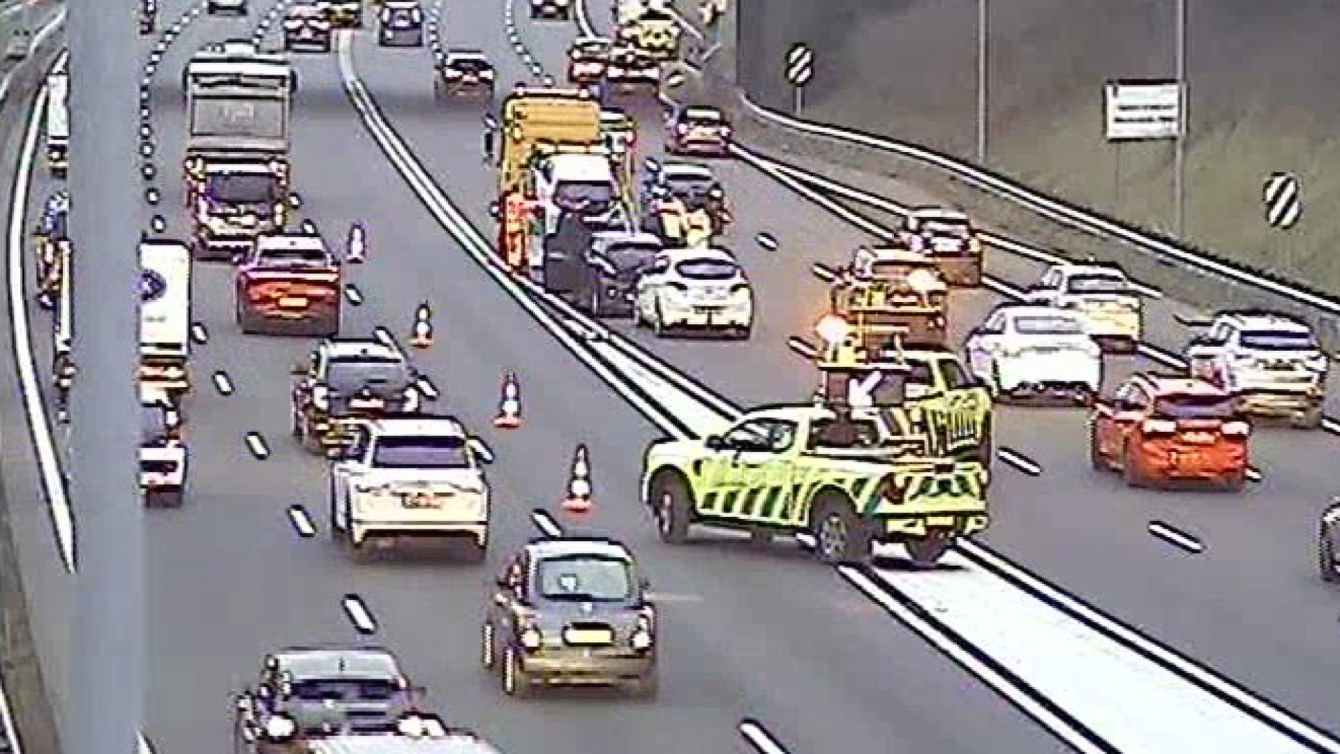 File van 20 kilometer op A12 na ongeluk, ook aanrijdingen op A4 en A20.