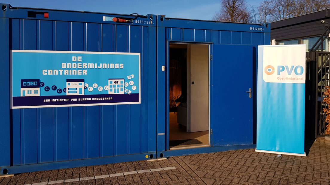 De drugscontainer op het schoolplein.