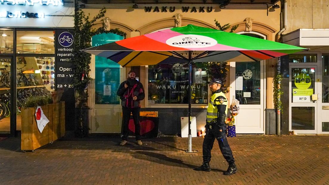 Deze demonstrant bleef in zijn eentje staan.