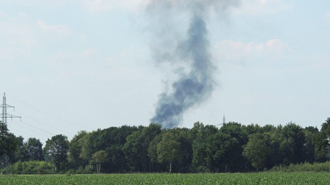 Een grote zwarte rookpluim is te zien vanaf de weg (Rechten: Persbureau Meter)