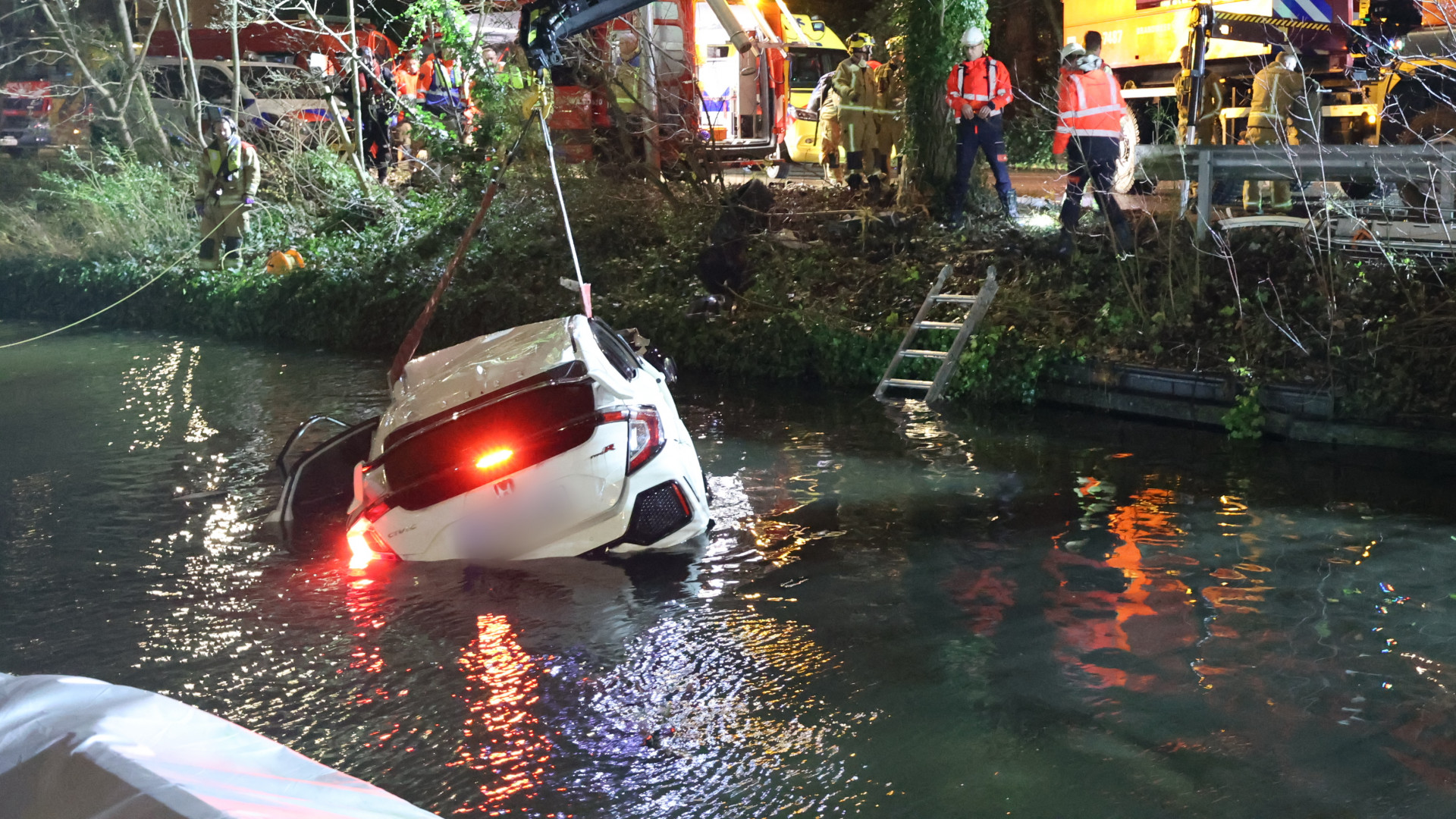 Twee Zwaargewonde Inzittenden Van Gecrashte Auto Uit Water Gehaald ...