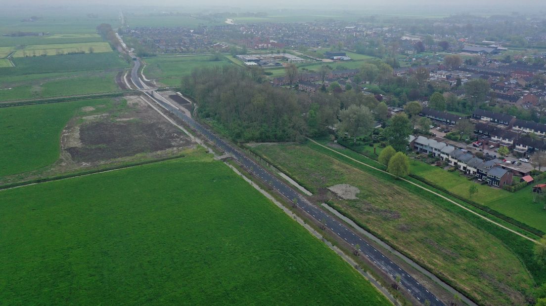 De nieuwe weg ligt naast de Bloemenbuurt in Winsum