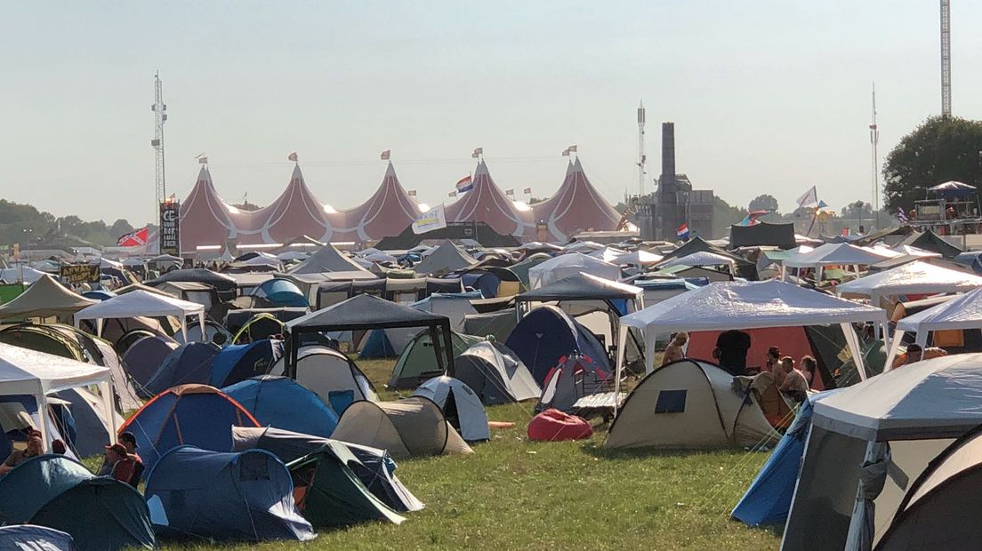 Het terrein is stoffig, maar de drankjes zijn koud. Op de Zwarte Cross is van alles te beleven en dankzij dit liveblog mis je er niets van!