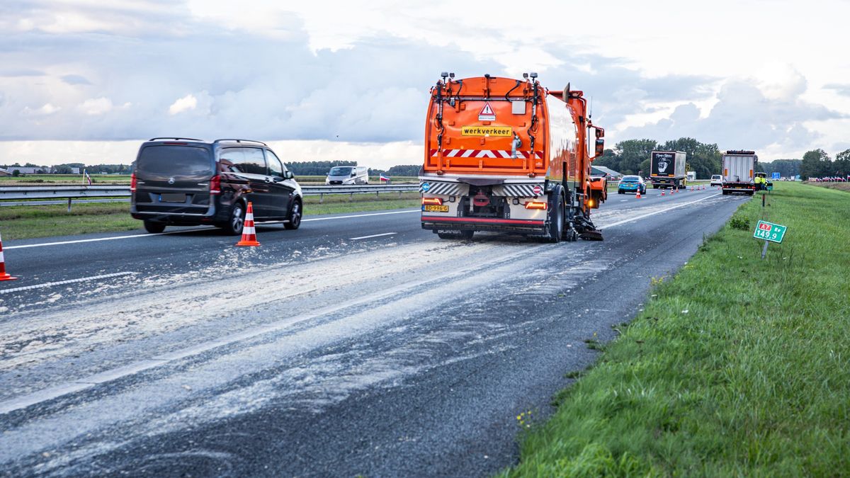 A7 bij Luxwoude dicht door slachtafval