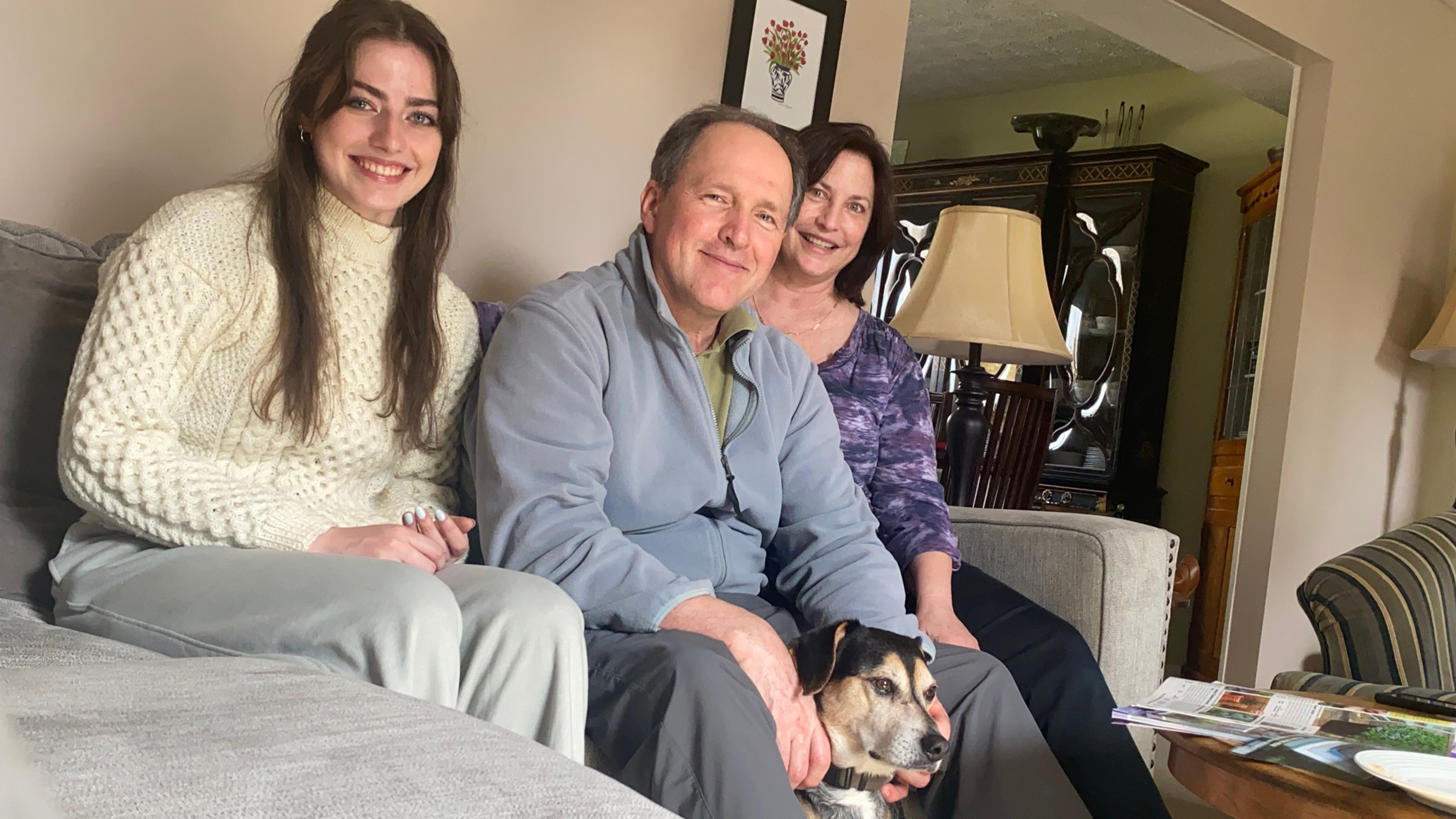Fons met zijn vrouw Eileen, zijn dochter Dana en de hond Echo