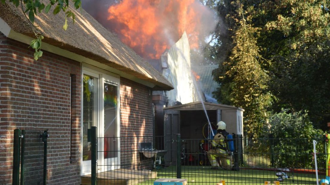 Het vuur sloeg over naar een kinderdagverblijf met rieten dak.