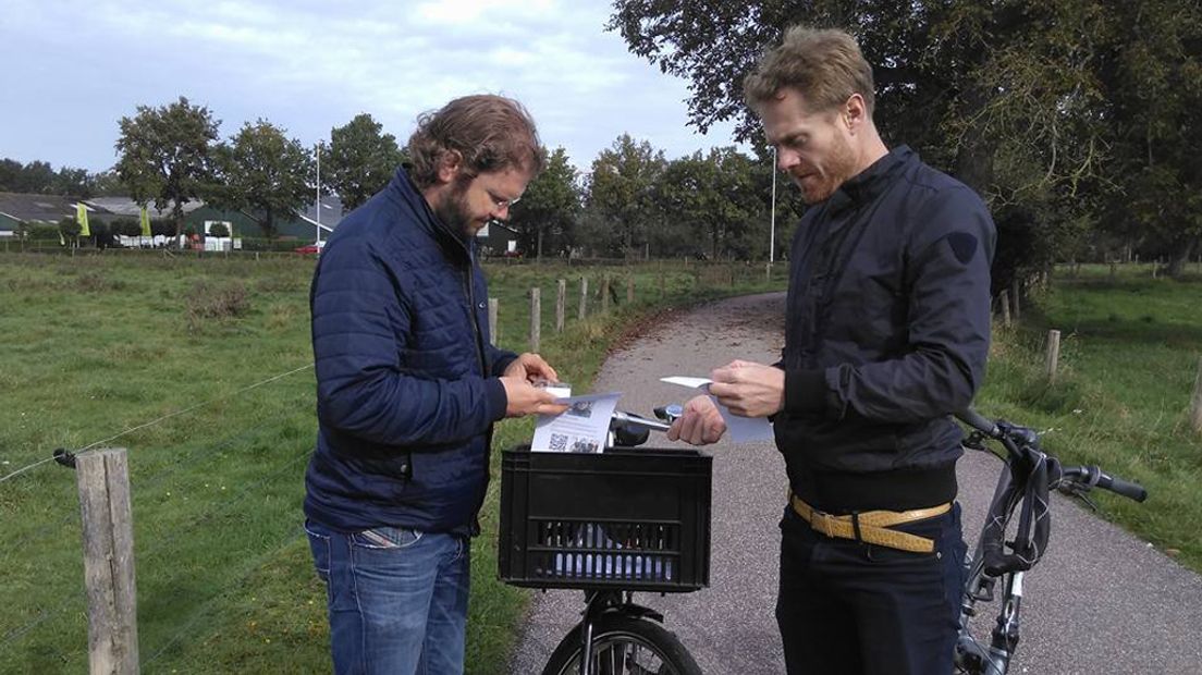 Medewerkers van Het Huis flyeren in de buurt van Baarn.