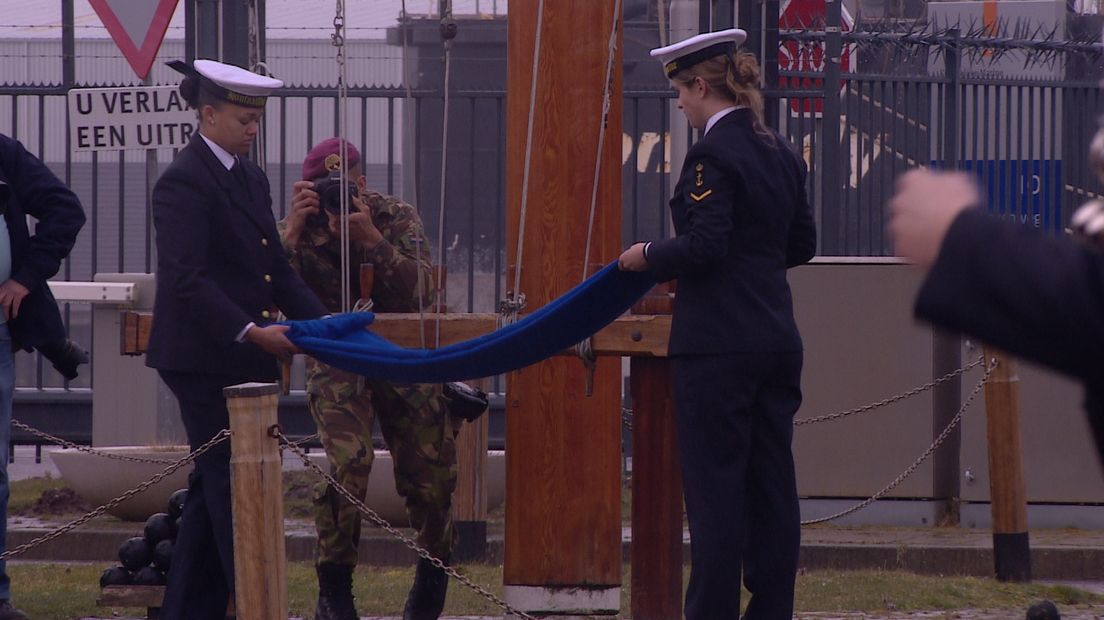 Het opvouwen van de vlag van de kazerne