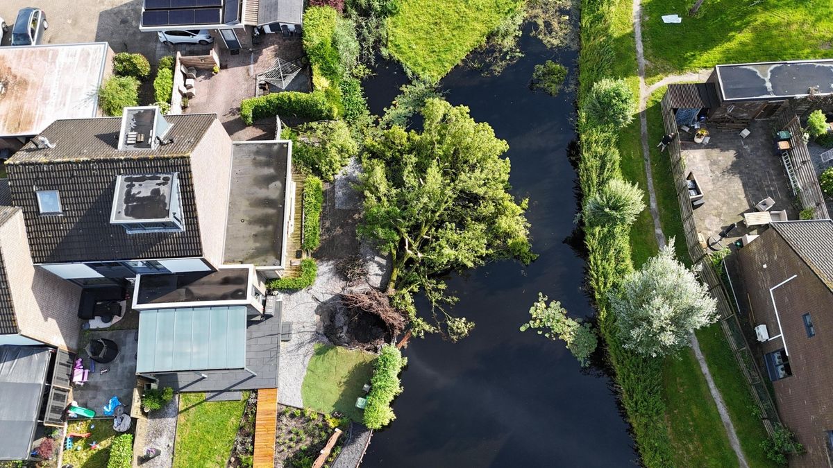 Ravage in Groningen na noodweer: brand in Leek, dak verwoest in Farmsum, bomen op auto's