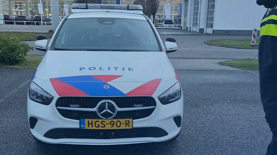 Vrachtwagenchauffeur ziet jongemannen inbreken in gloednieuwe auto's