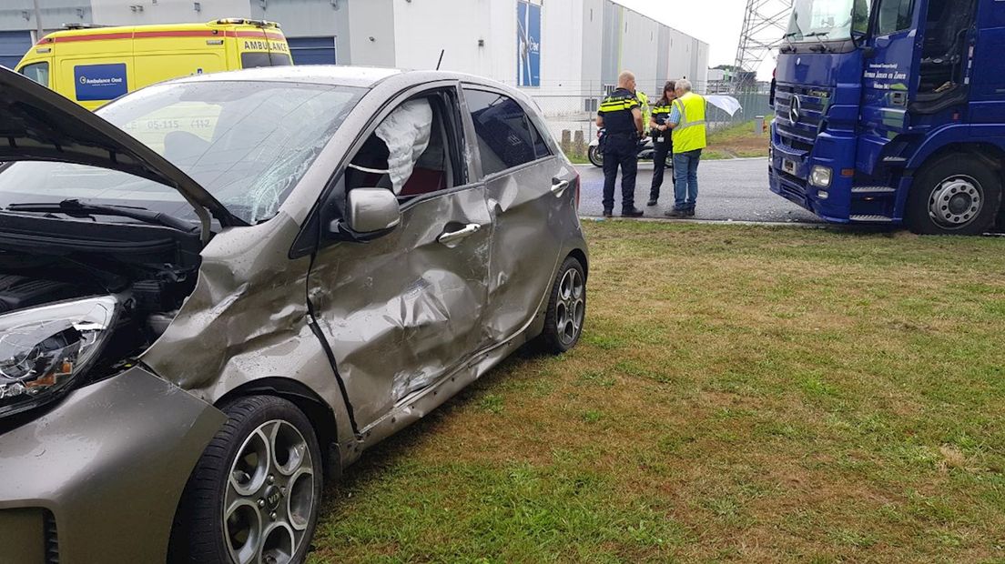 Auto total loss na botsing met vrachtwagen in Enschede