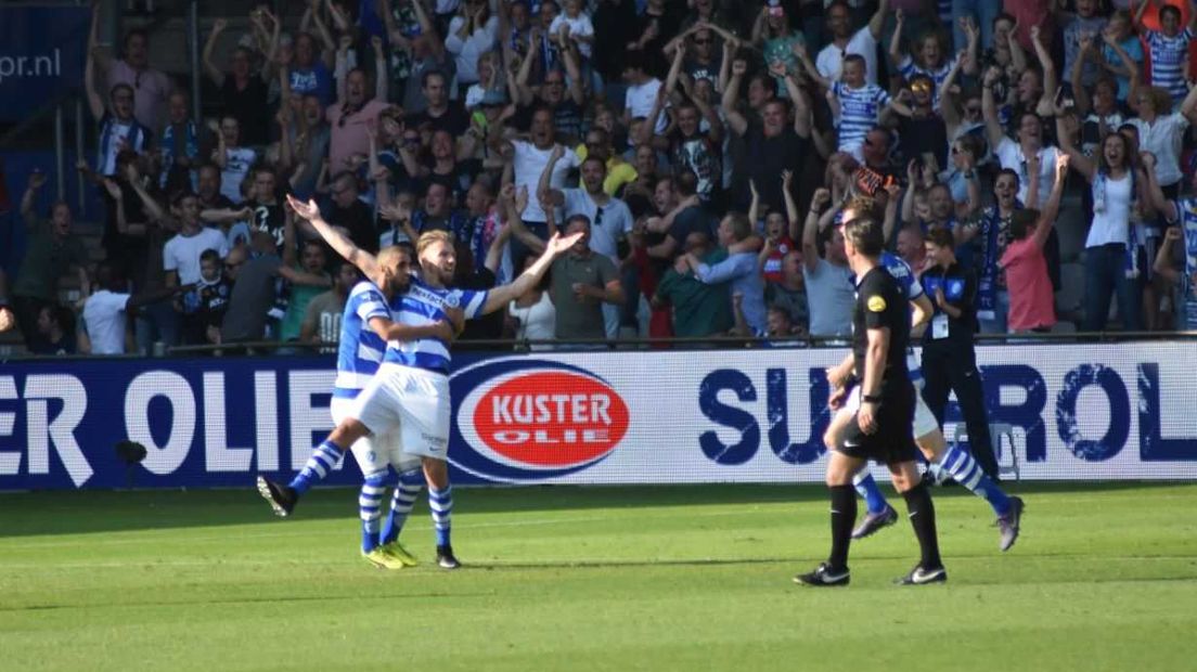 De Graafschap is door een 2-1 thuiszege op Almere City gepromoveerd naar de eredivisie. Dat betekent dat de Superboeren na twee jaar weer terugkeren op het hoogste niveau. Tarik Tissoudali en Fabian Serrarens waren de doelpuntenmakers, nadat Almere voorkwam.