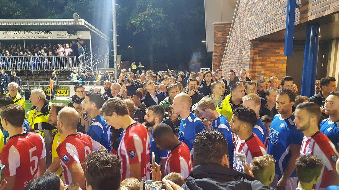 SDC Putten stond vanavond voor een zware klus in het bekertoernooi. PSV uit Eindhoven kwam langs. Hoewel de Puttenaren in de eerste helft lang stand konden houden, bleken de Eindhovenaren in de tweede helft veruit de sterkste: 0-4.