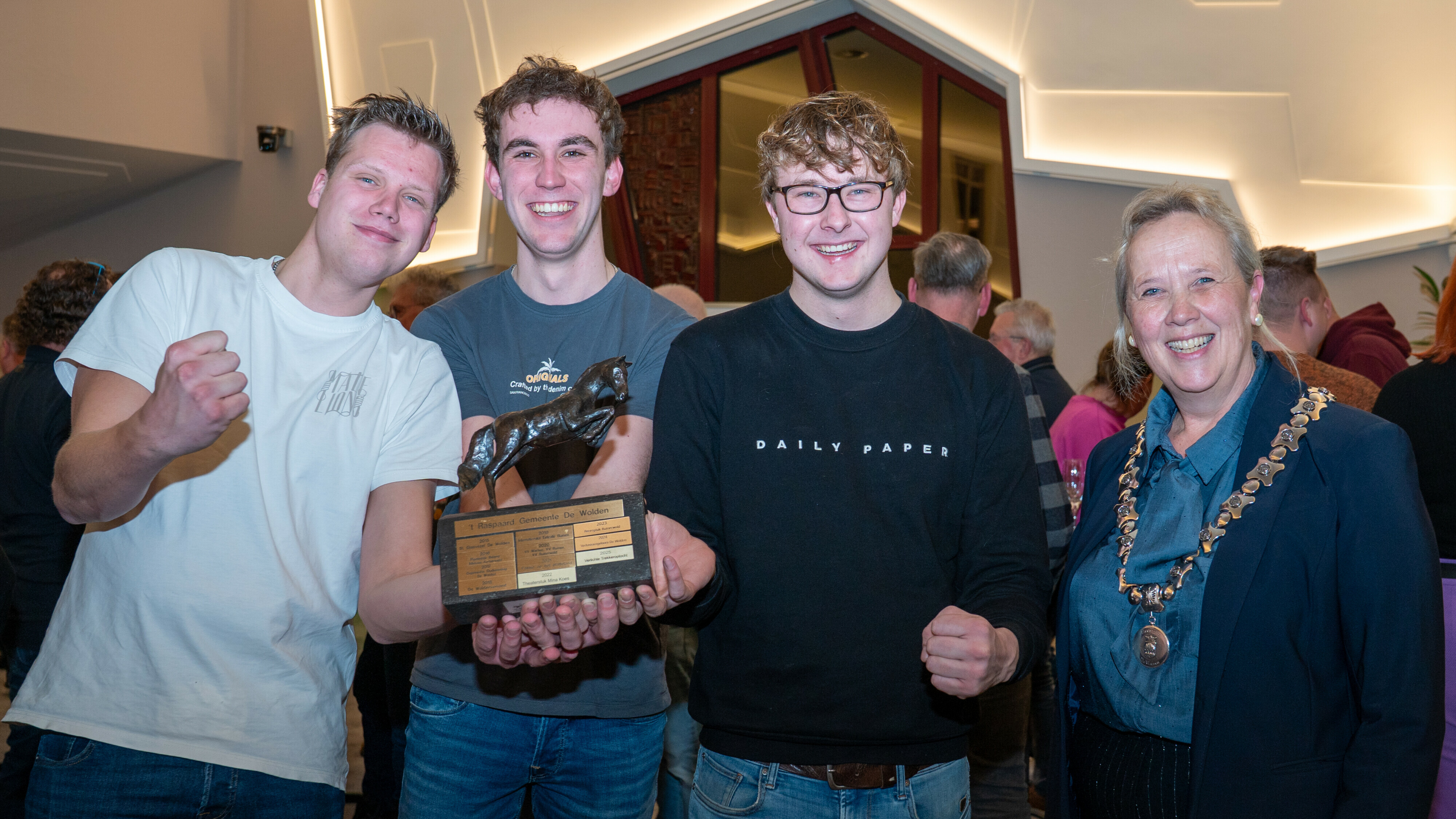 Verlichte Trekkeroptocht wint Raspaard De Wolden