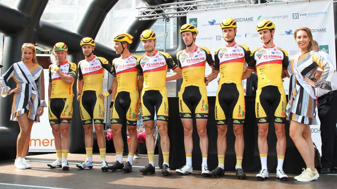 Vlasman Cycling Team, met Joost van der Burg als derde wielrenner van links.