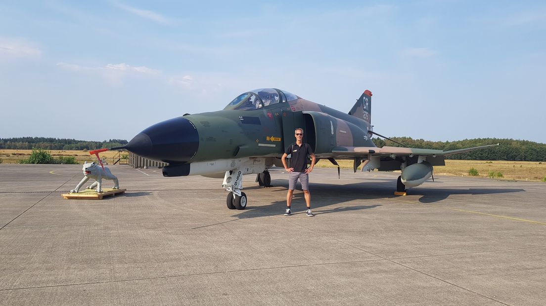 Vliegtuigmonteur Richard Smit met de F-4 Phantom