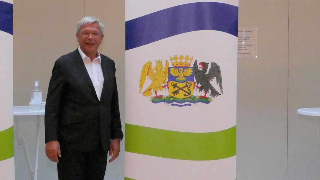 Burgemeester Koos Wiersma van Appingedam met het wapen van de nieuwe gemeente Eemsdelta
