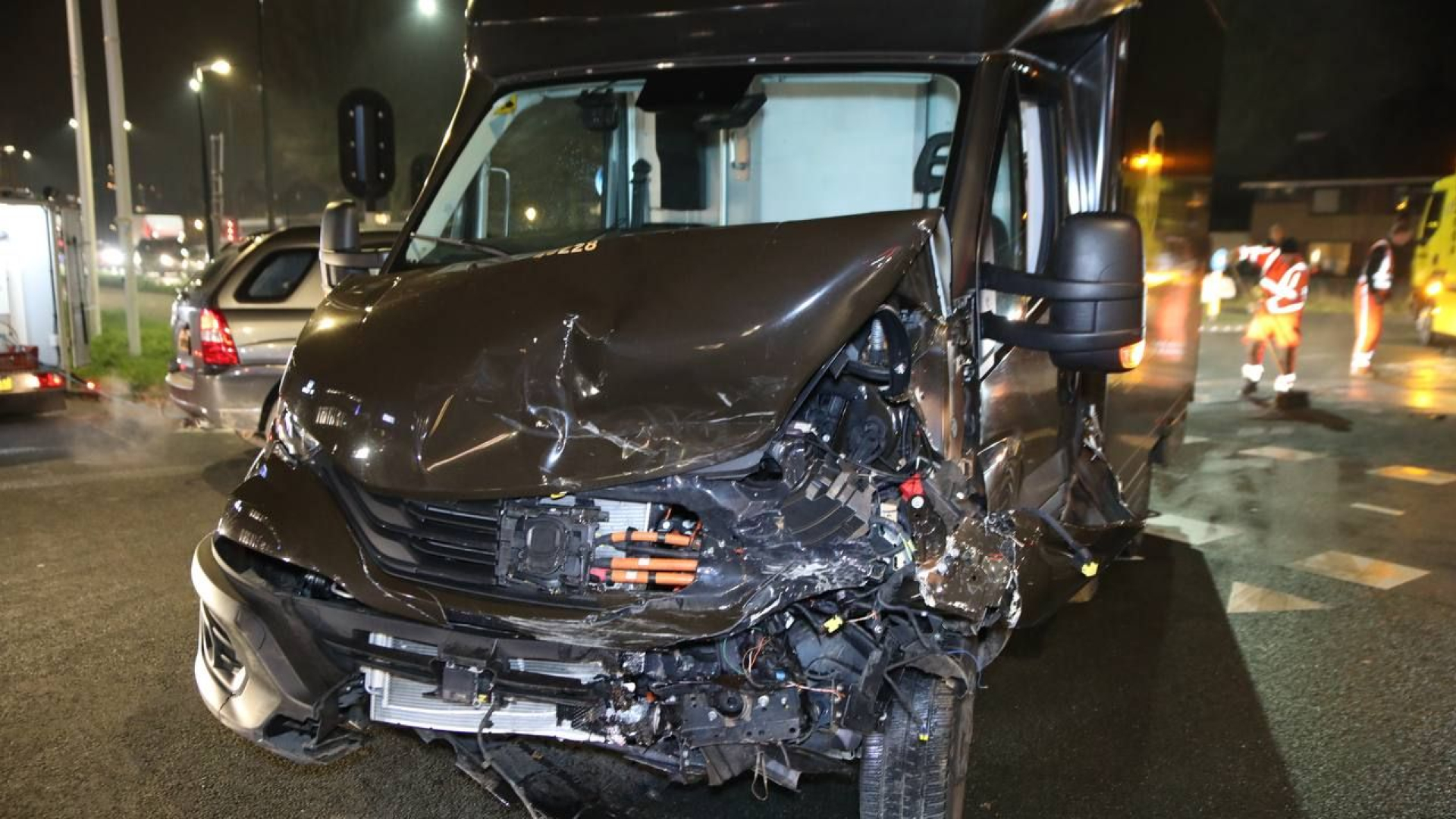 Ravage na botsing op kruising • auto rijdt door na aanrijding